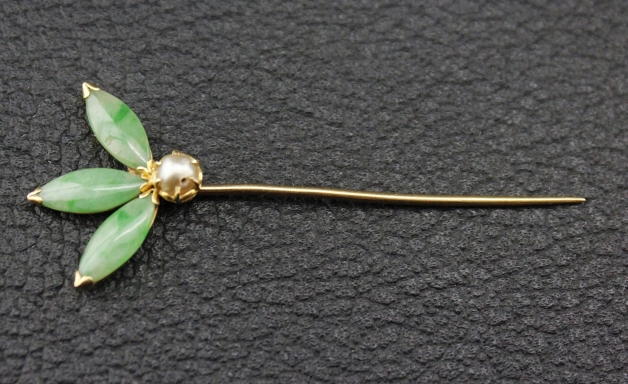 (image for) 20K YELLOW GOLD ANTIQUE PEARL AND JADE HAIRPIN